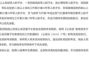 U10足球赛教练觉得己方球员被过&门将罚点而受侮辱，指使球员踢人